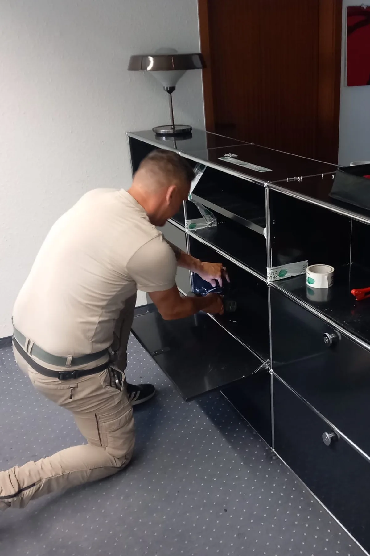 Relocato-Monteur baut ein Büro-Sideboard wieder auf